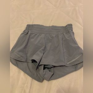 NWOT Rhino Gray Lululemon hotty hot shorts 2.5 inch, size 4